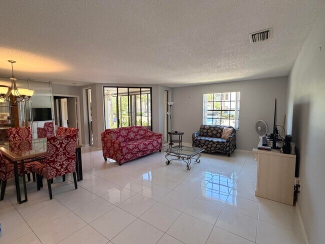 Foto del edificio - 5136 Floria Dr