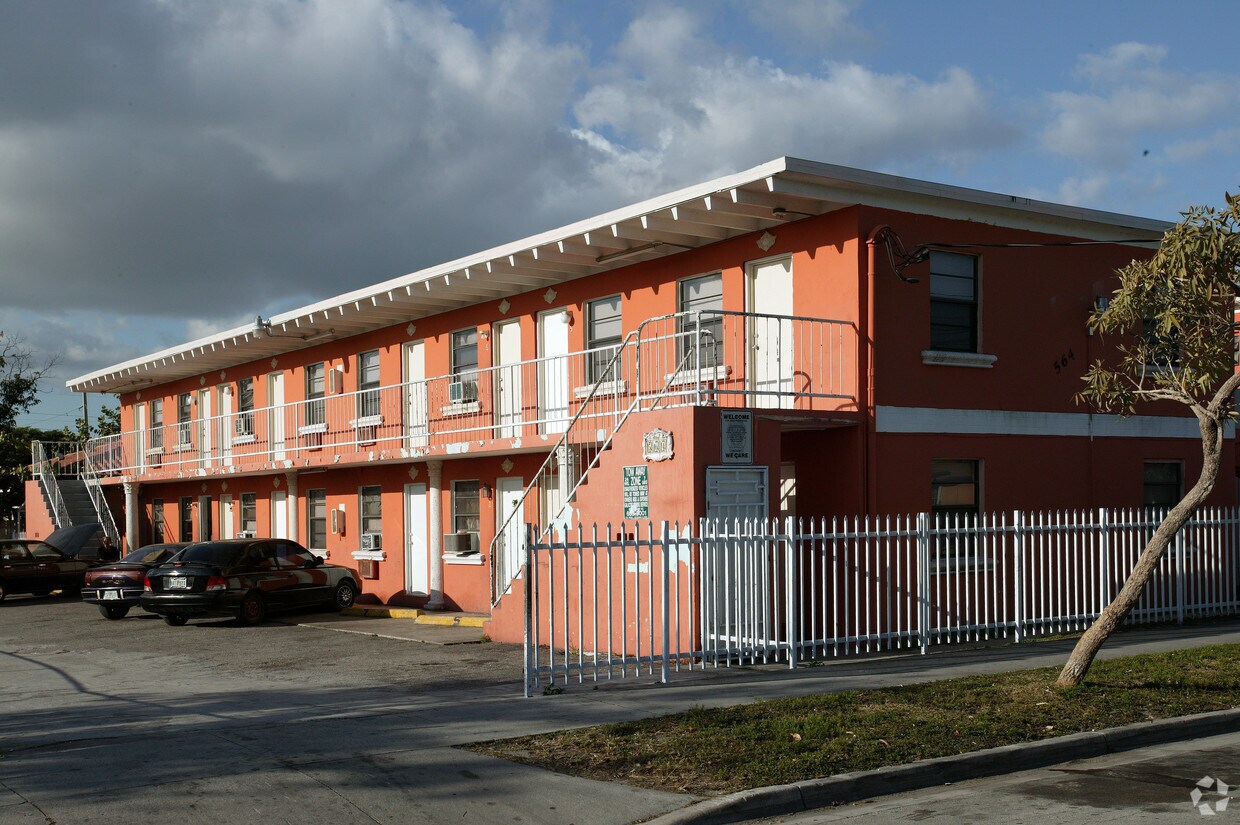 Building Photo - 570 W 25th St