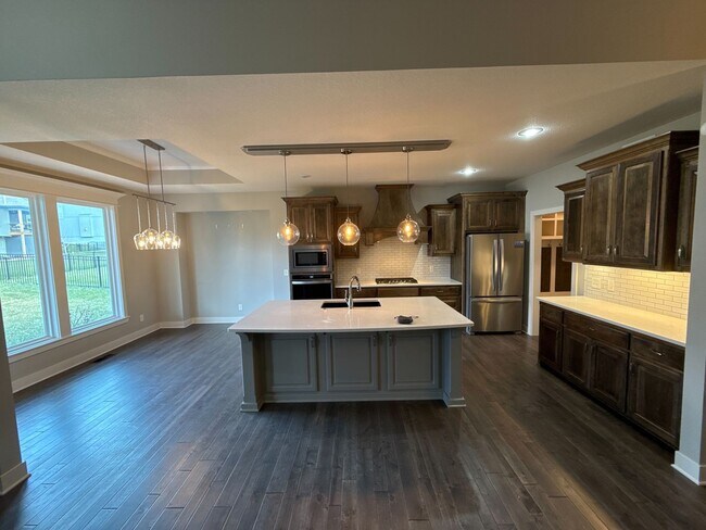 Building Photo - Riverstone Residence - Modern Design, Spac...