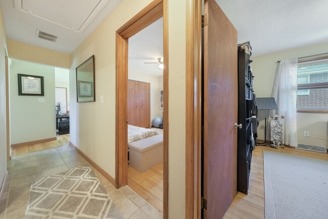 Building Photo - 2 bedroom 1 bathroom Duplex FOR RENT (subl...