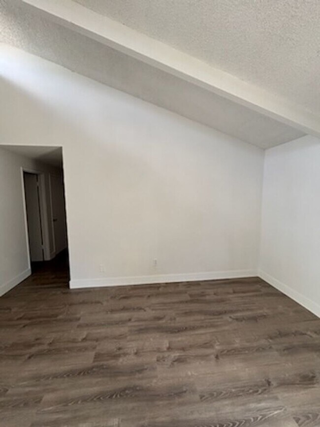Foto del edificio - 3 bedroom 1 bath single level duplex