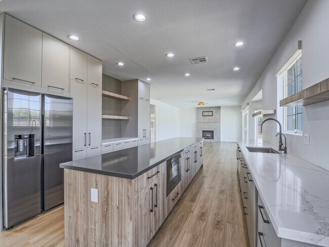 Foto del edificio - 8080 W Wigwam Ave