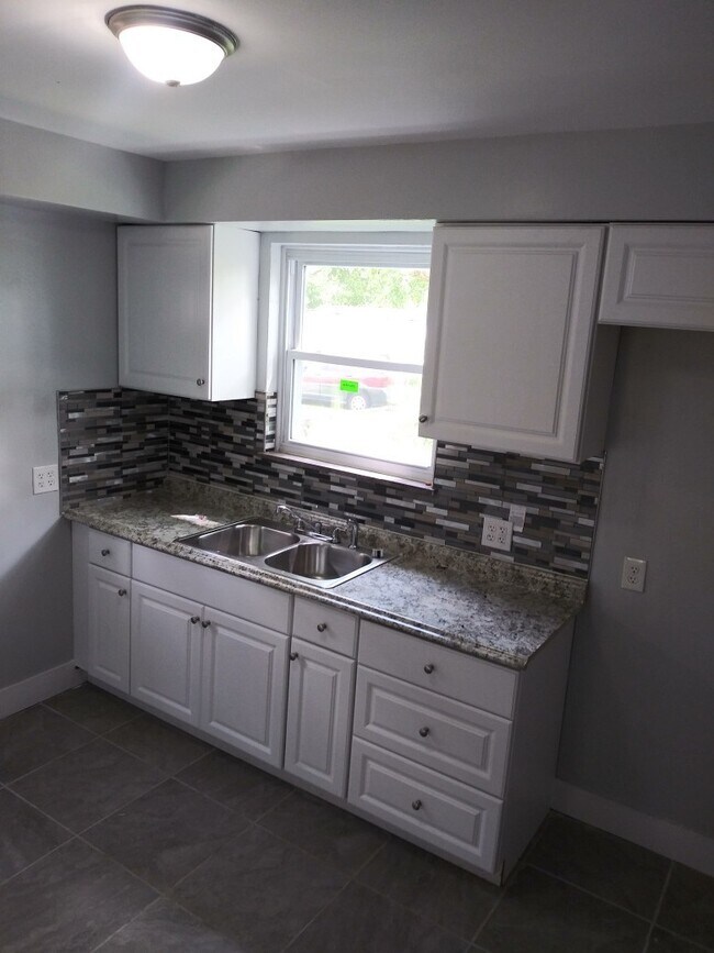 Foto del edificio - 3 Bed/1 Bath - Single Family Brick Home - Available now!