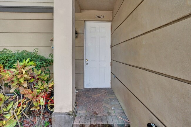 Building Photo - 2021 Island Dr