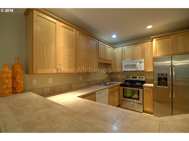 Building Photo - 9325 SW Jasper Dr