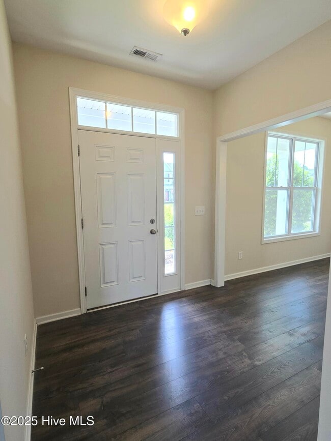 Building Photo - 743 Pine Cone Dr