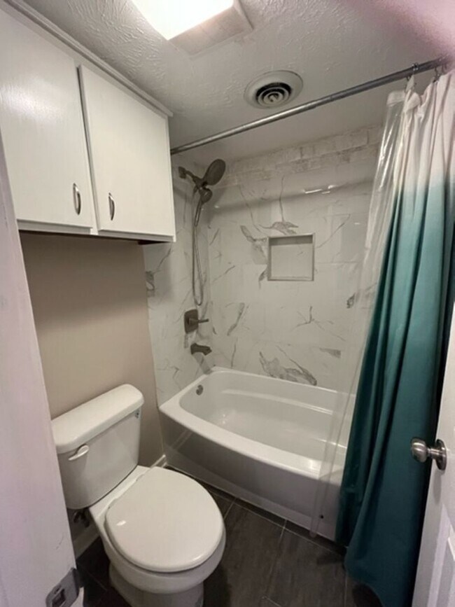 Building Photo - 8 Northwood Pl