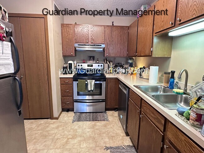 Foto del edificio - Plymouth Town Home, 1 Car Garage, Dishwasher, In Unit Laundry, Patio
