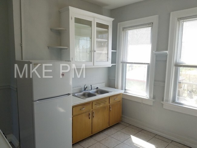 Building Photo - 2421 W Hopkins St