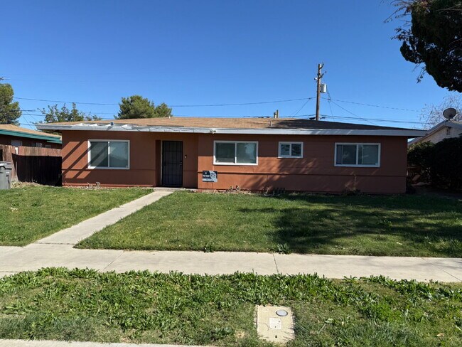 Building Photo - Don't miss out on this beautiful and spacious home!  Large back yard with detached workshop!