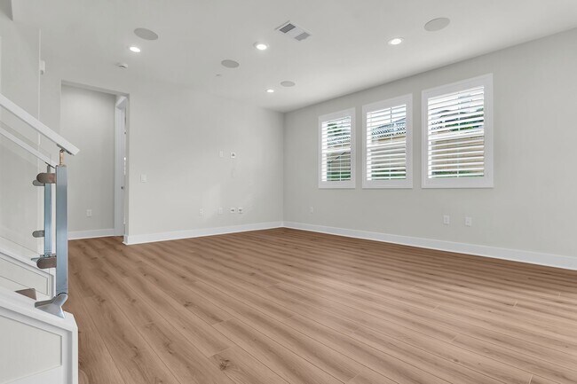 Foto del edificio - 720 Olivier Dr