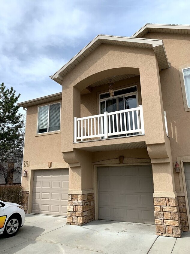 Primary Photo - Spacious Townhome in West Valleyl!