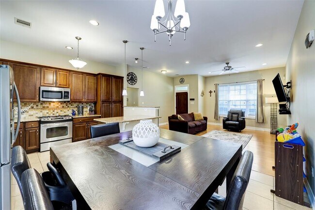 Foto del edificio - 411 W 14th St