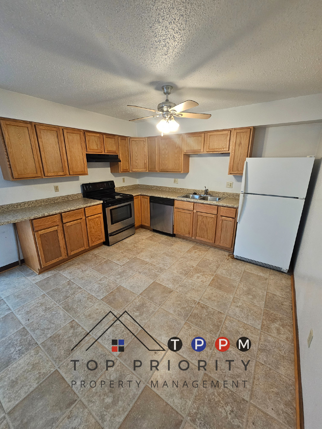 Building Photo - 2 Bedroom | 1 Bathroom Duplex in Cedar Rap...