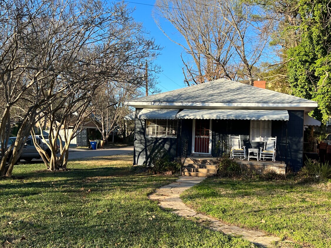 ¡Bungalow en el distrito del pueblo! - 2514 Bedford Ave
