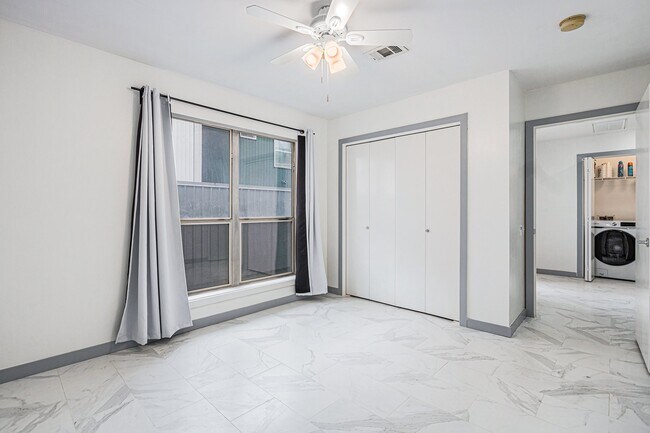 Foto del edificio - 6132 Grand Blvd