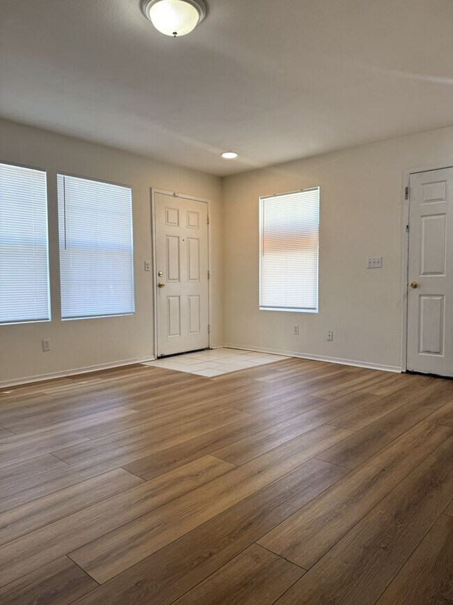 Foto del edificio - Don’t Miss Out on this 3/2.5 home