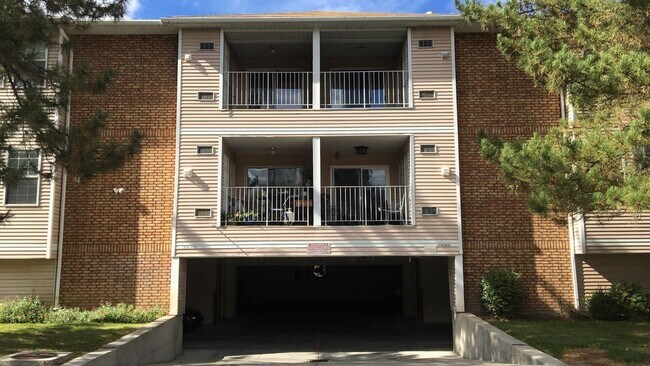 Building Photo - Great Location - Leafy Sandy Condo