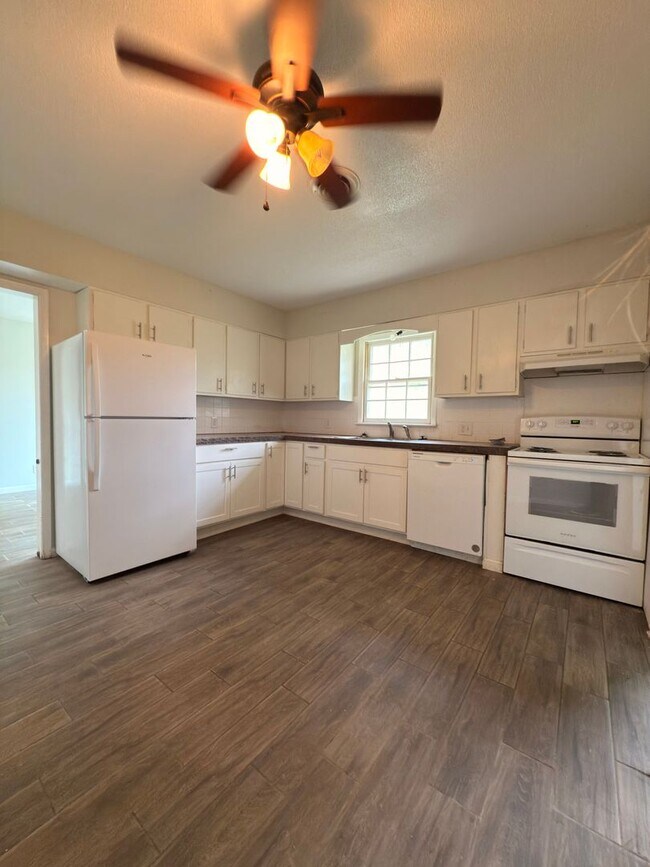 Foto del edificio - Beautiful Move in ready House!