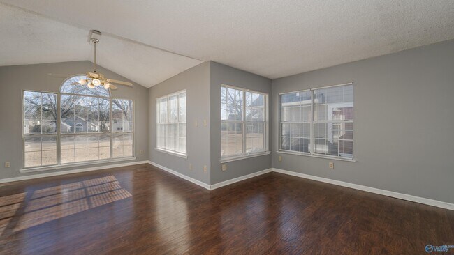 Foto del edificio - 126 Waters Edge Ln