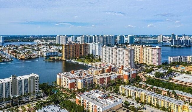 Foto del edificio - 17150 N Bay Rd