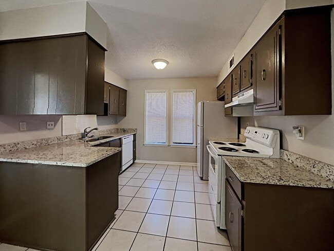 Building Photo - 8401 Southernwood Cove