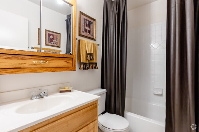 1HAB, 1BA - 675 ft² - Baño - Deer Glen Apartments