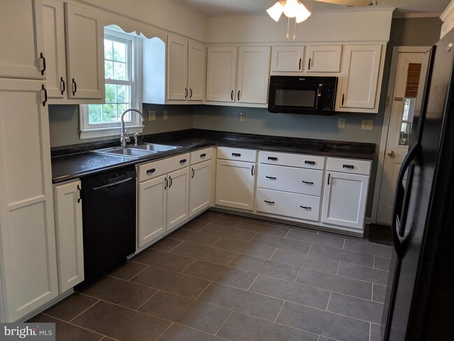 Foto del edificio - 252 Happy Hills Ln