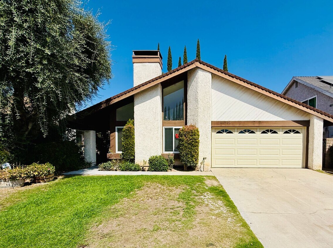 Foto principal - Bright & Spacious 3BR Home w/High Ceilings...