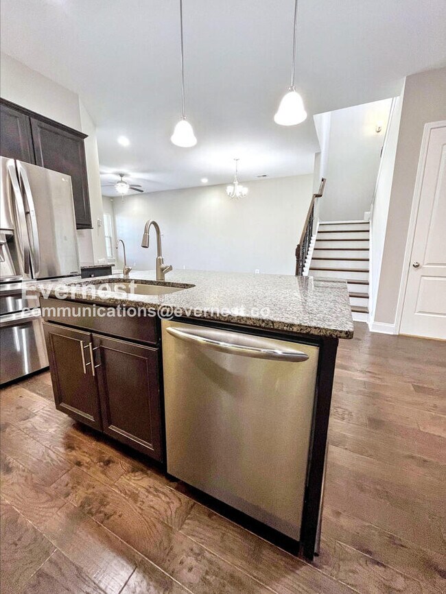 Foto del edificio - SPECIAL OFFER! 4 Bed/3.5 Bath Townhome wit...