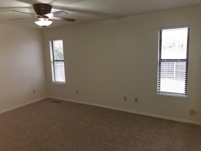Master bedroom - 9023 N Rockwell Dr