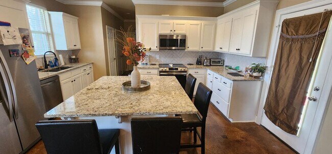 Foto del edificio - 10448 Springvalley Ave