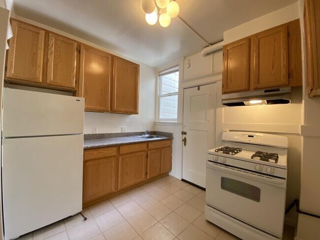 Building Photo - bedroom in San Francisco CA 94109