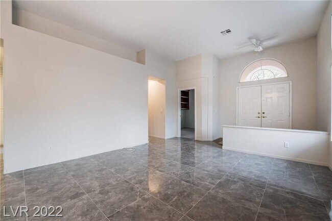 Building Photo - 8043 Shadowvale Dr
