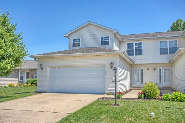 Foto del edificio - Beautiful Prairie Fields Townhouse — 3 Bed / 2.5 Bath + Loft