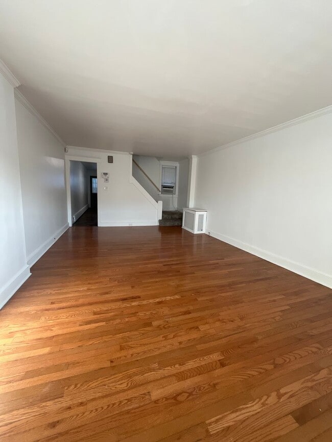 Foto del edificio - Large, well-maintained 4-bedroom, 1-bathroom row home