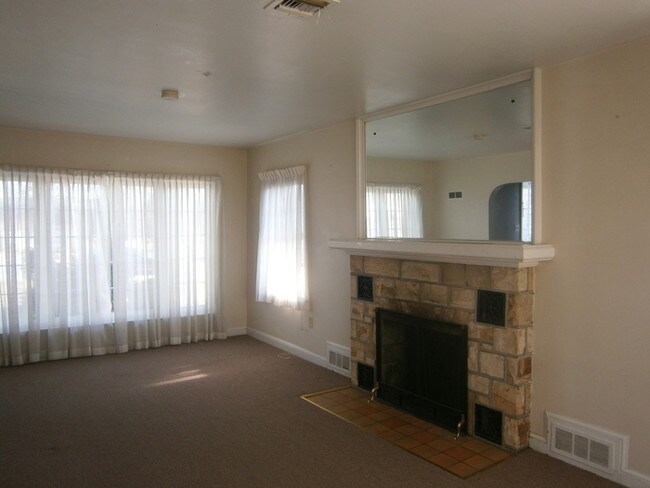 Building Photo - 3 BR Home in Central School District