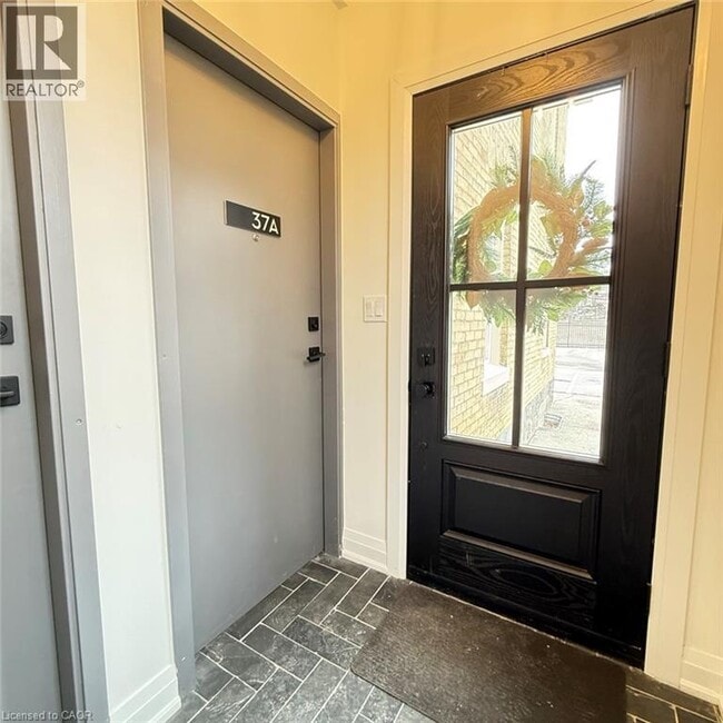 Building Photo - 37 Victoria Ave