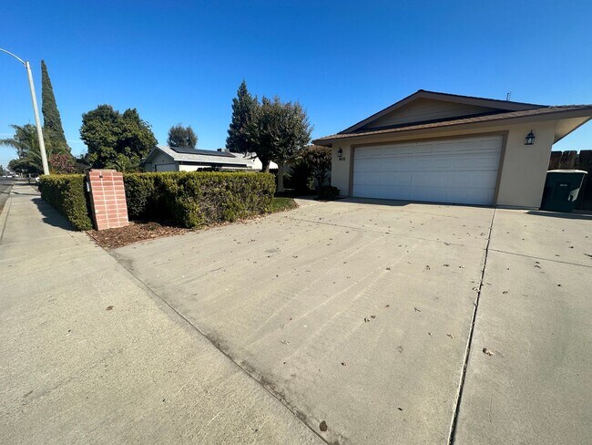 Foto del edificio - SW Visalia Home coming soon!!