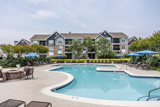 Piscina estilo centro turístico y terraza - Bexley at Brier Creek