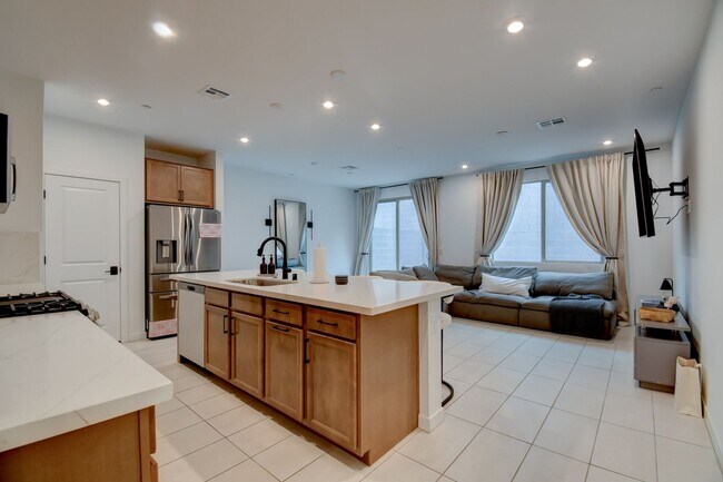 Foto del edificio - Stunning and Modern Townhome in Skye Canyon