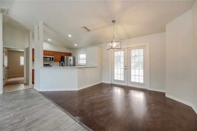 Foto del edificio - 1581 S Chamberlain Blvd