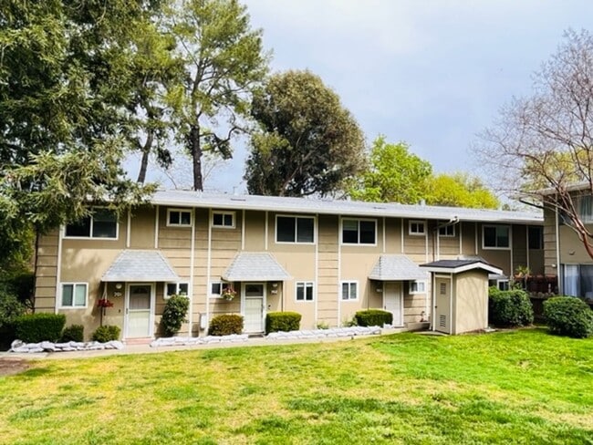 Building Photo - Charming 2BD/1.5BA, Two-Story Townhouse in West Side Danville, Near Downtown- Available NOW!