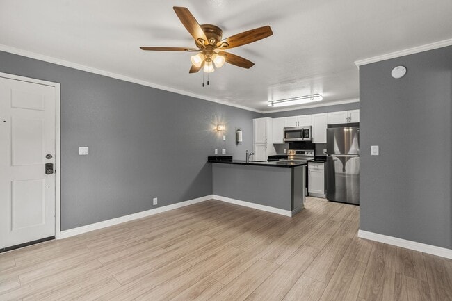 Building Photo - Ihona Townhome 1BR, 1BA, 1PKG, AC, W/D