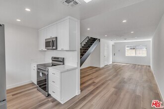 Building Photo - 6616 Sylmar Ave