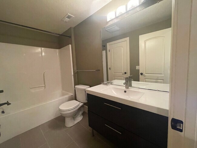 Baño - 1609 W 4th St