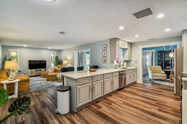 Building Photo - 512 Wayfarer Dr