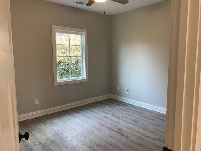 Building Photo - 1050 Parkside Cmns