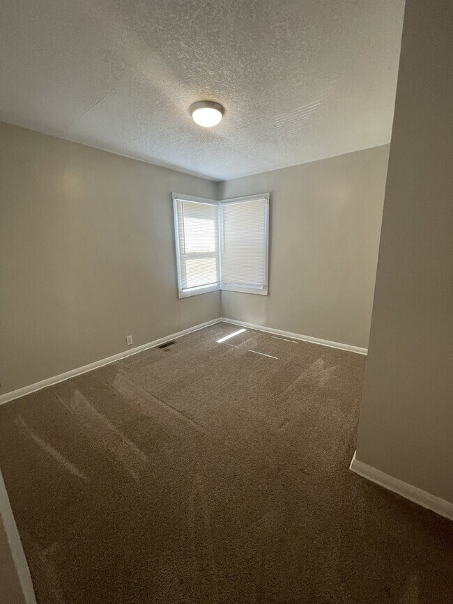 Building Photo - 2322 S Broadview St, Wichita, KS 67218-493...