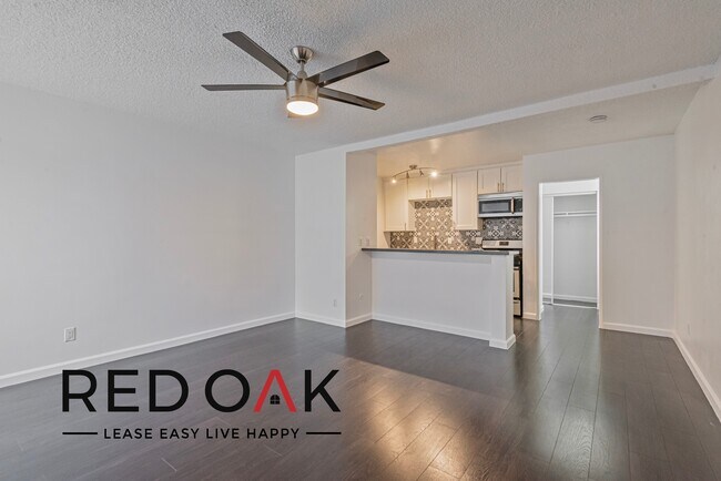 Foto del edificio - ~1 Month FREE~ Wonderful, Bright Studio wi...